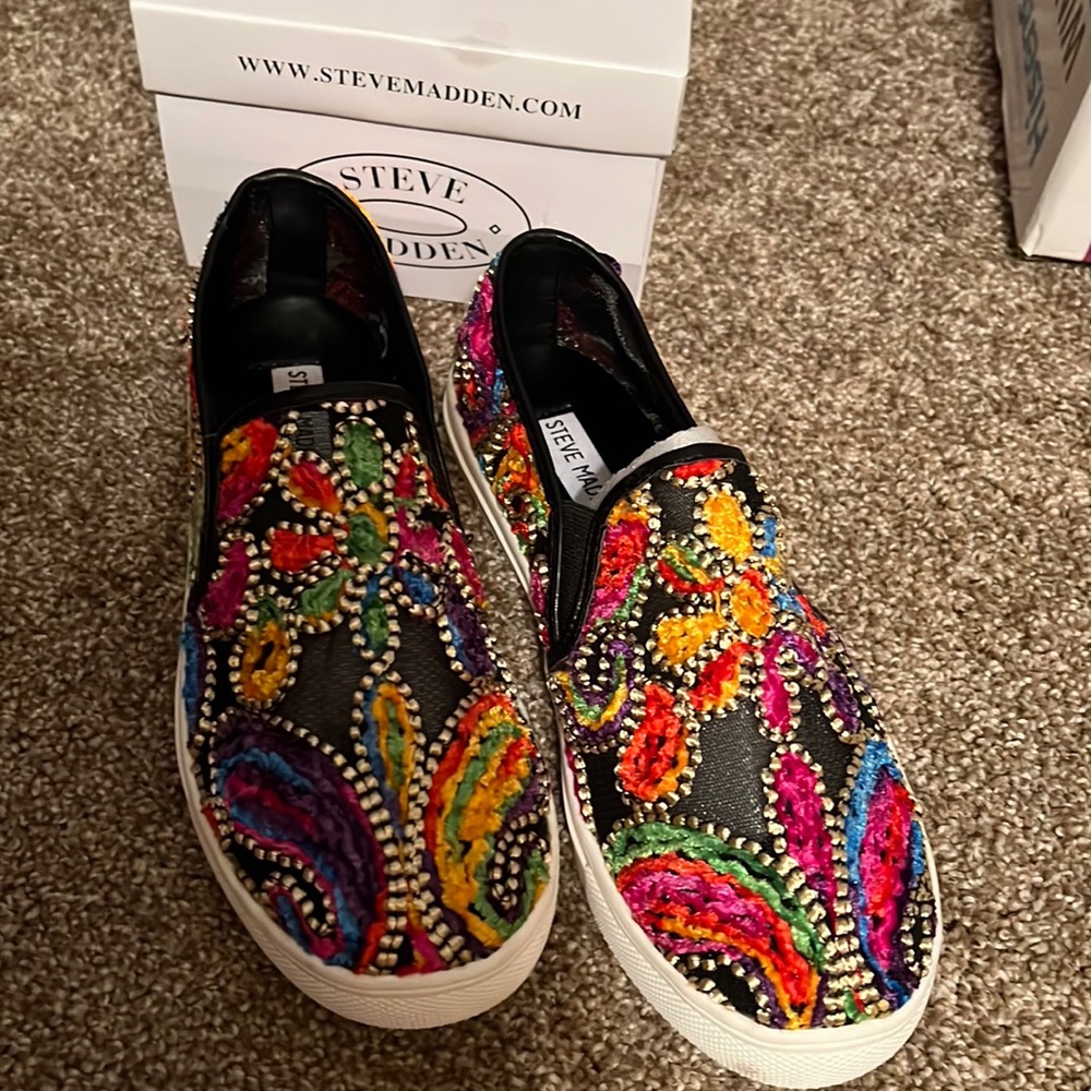 Steve Madden Embroidered Slip on shoe